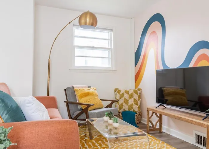 Retro Retreat Renovated 2Br, Desk, No Chore List!
