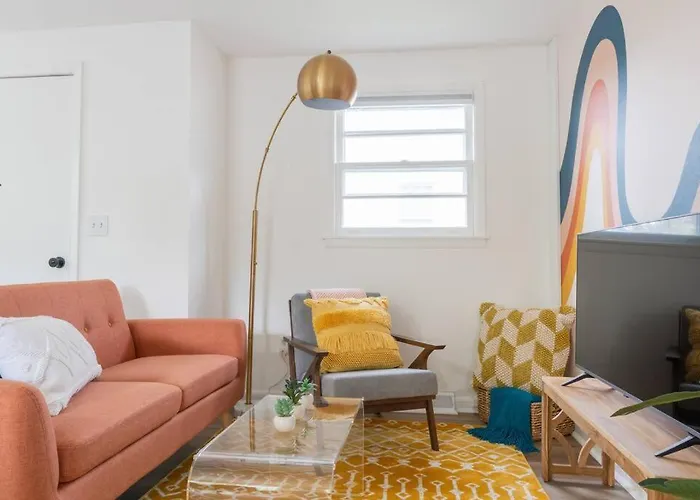 Retro Retreat: 1Br Home W/ Wfh Desk, Livingroom, And Fire Pit